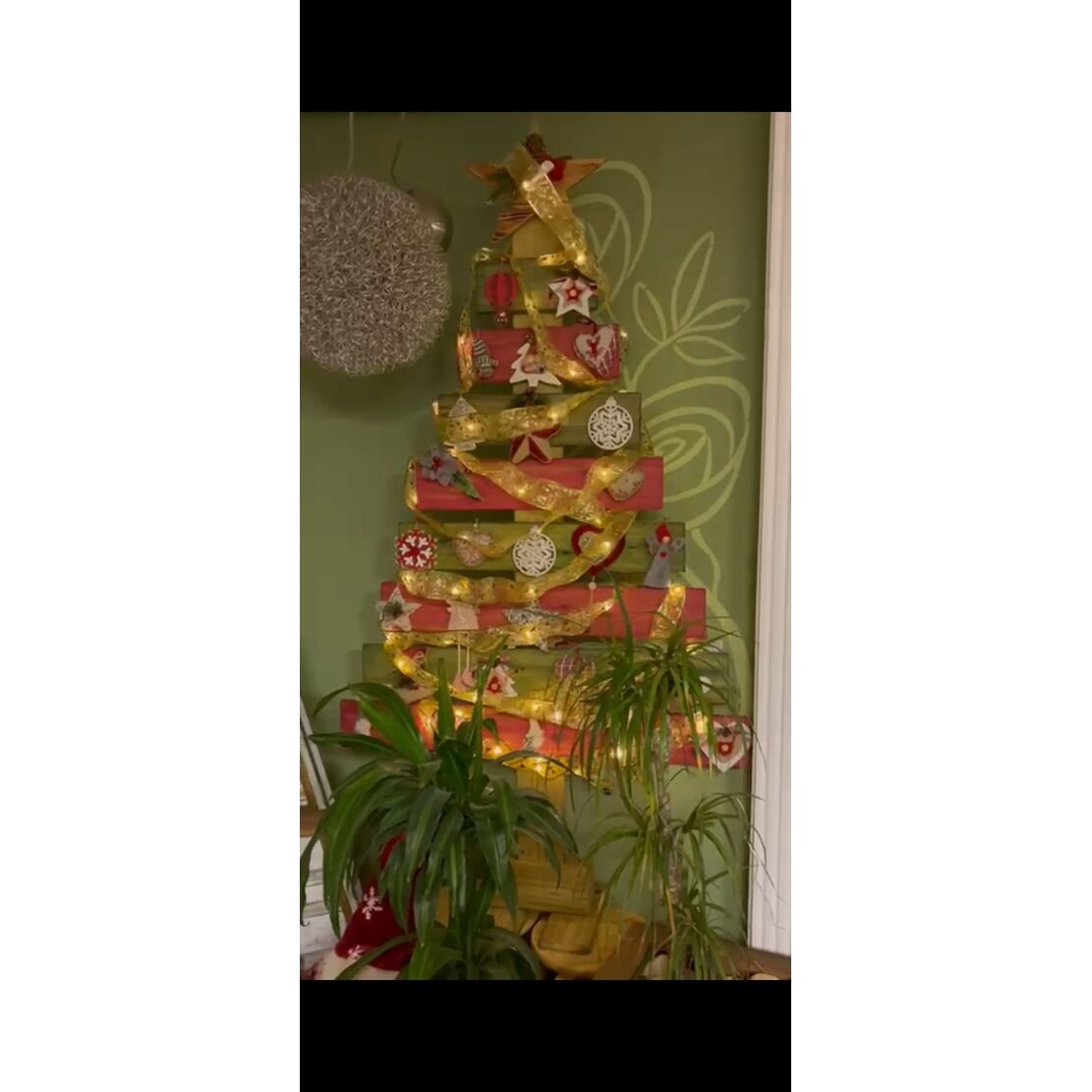 Árbol Navidad artesanal ecológico de madera con luz y accesorios 186 x 98 cm