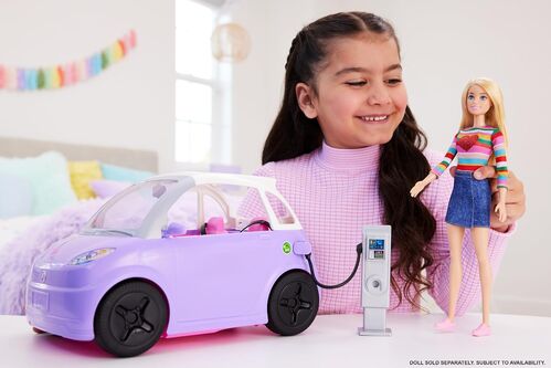 Coche eléctrico Barbie y estación carga