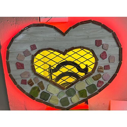 Corazón madera artesanal "San Valentín" luz led roja 115 x 89 x 7 cm